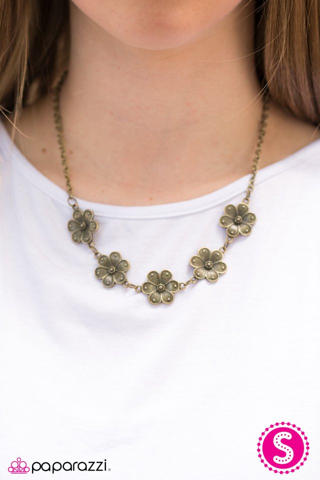 Brass flower deals necklace paparazzi