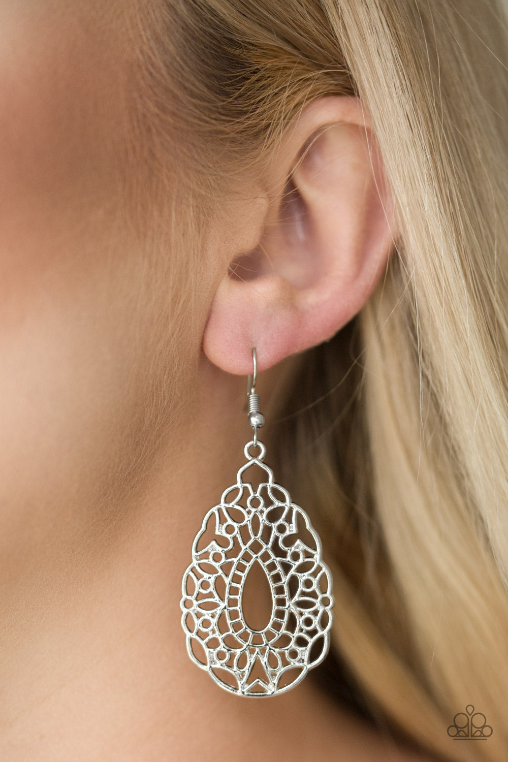 Paparazzi ♥ Wisteria Histeria - Silver ♥  Earrings