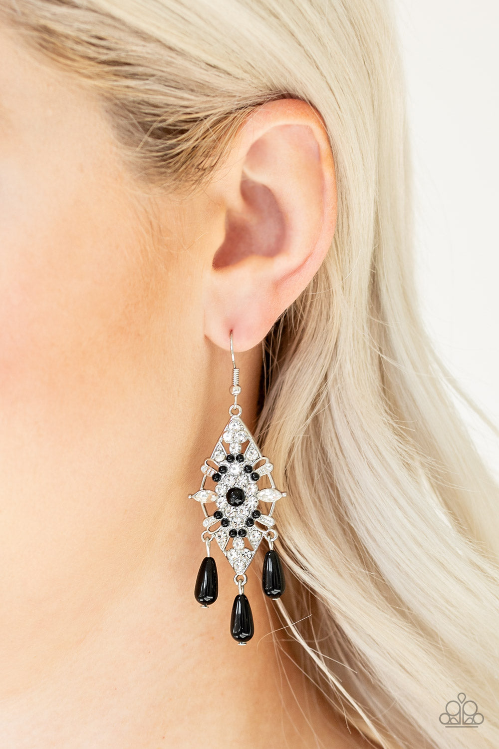 Paparazzi ♥ Majestic Mood - Black ♥  Earrings