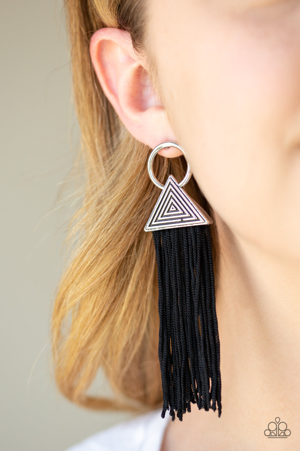 Paparazzi ♥ Oh My GIZA - Black ♥  Post Earrings