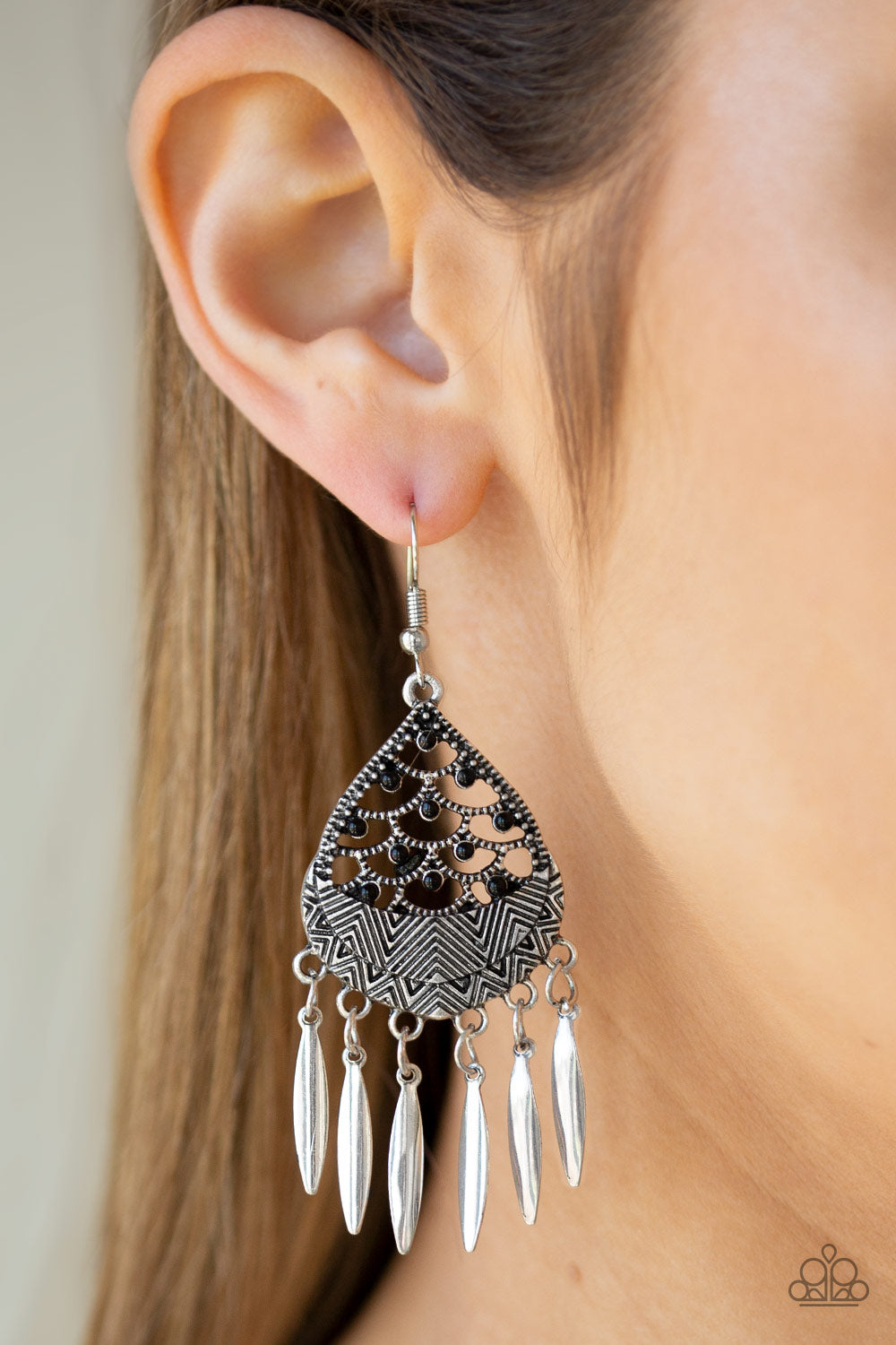 Paparazzi ♥ Wolf Den - Black ♥  Earrings