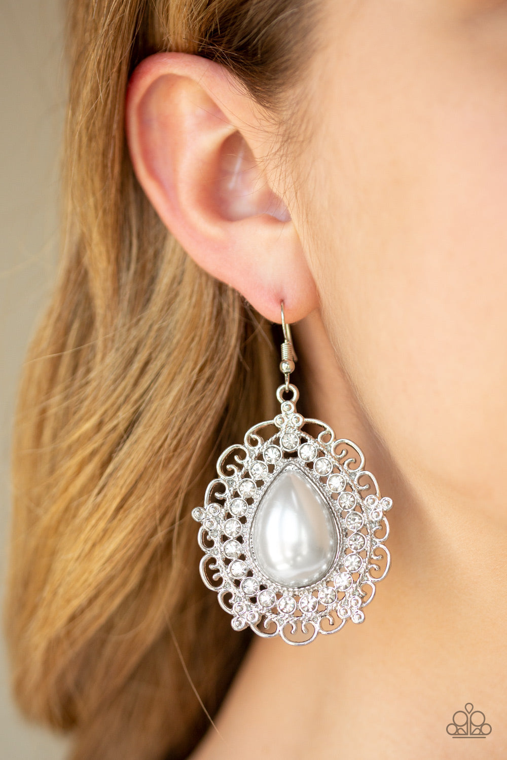 Paparazzi ♥ Incredibly Celebrity - White ♥  Earrings