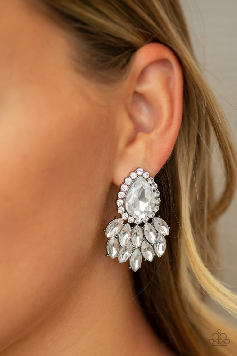 Paparazzi ♥ A Breath of Fresh HEIR - Black ♥  Post Earrings