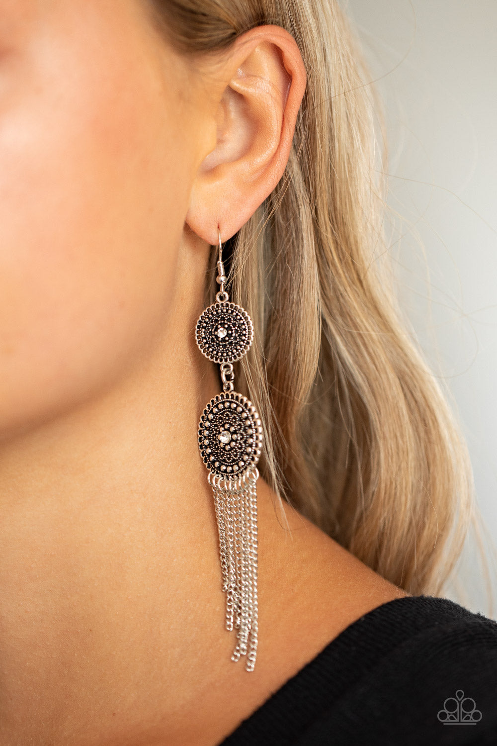 Paparazzi ♥ Medallion Mecca - White ♥  Earrings