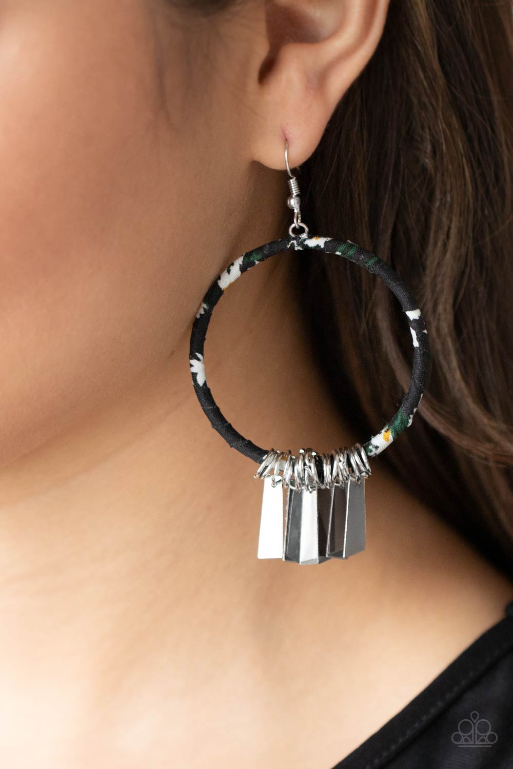 Paparazzi ♥ Garden Chimes - Black ♥  Earrings