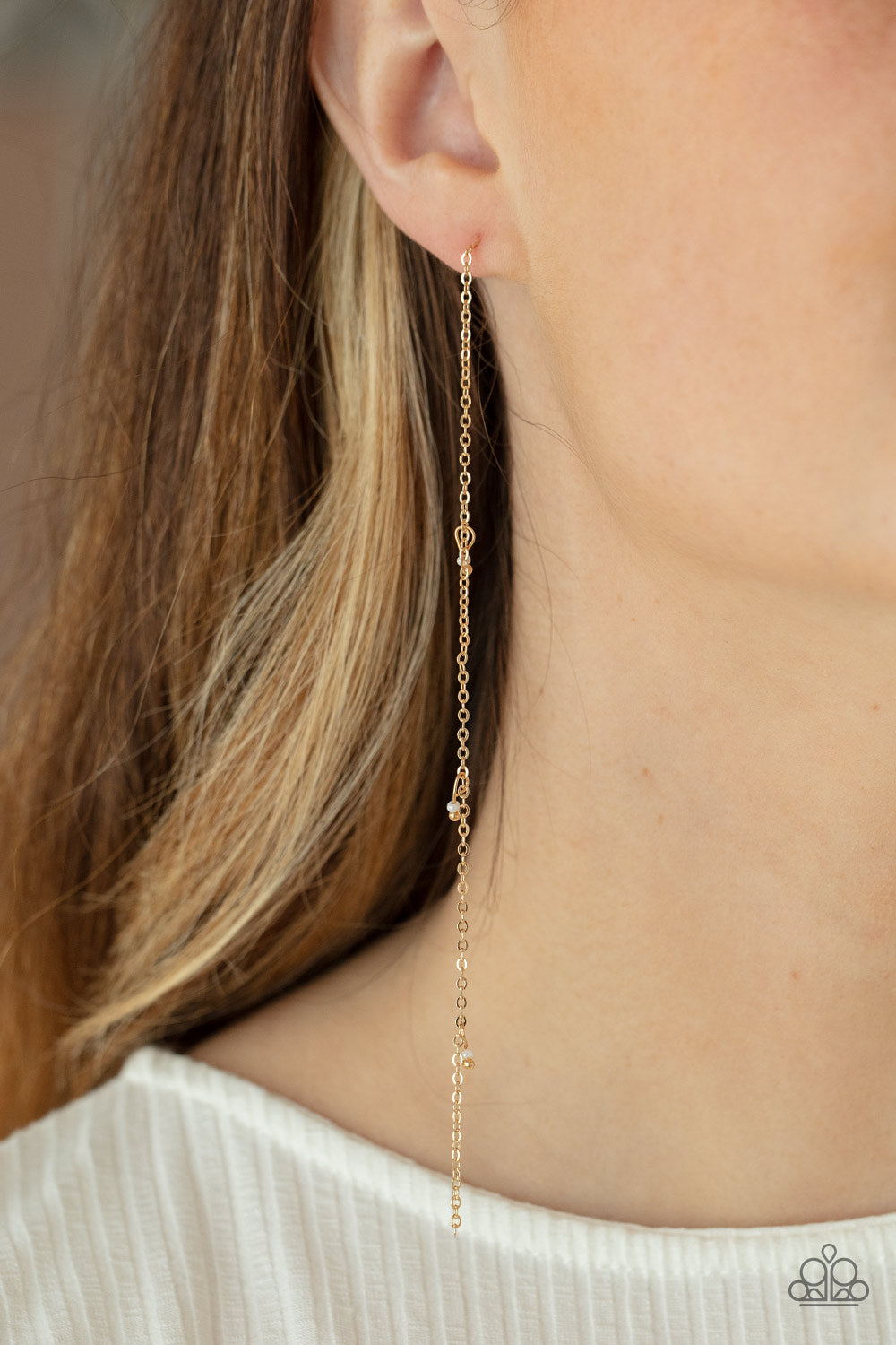 Paparazzi ♥ Dauntlessly Dainty - Gold ♥  Post Earrings