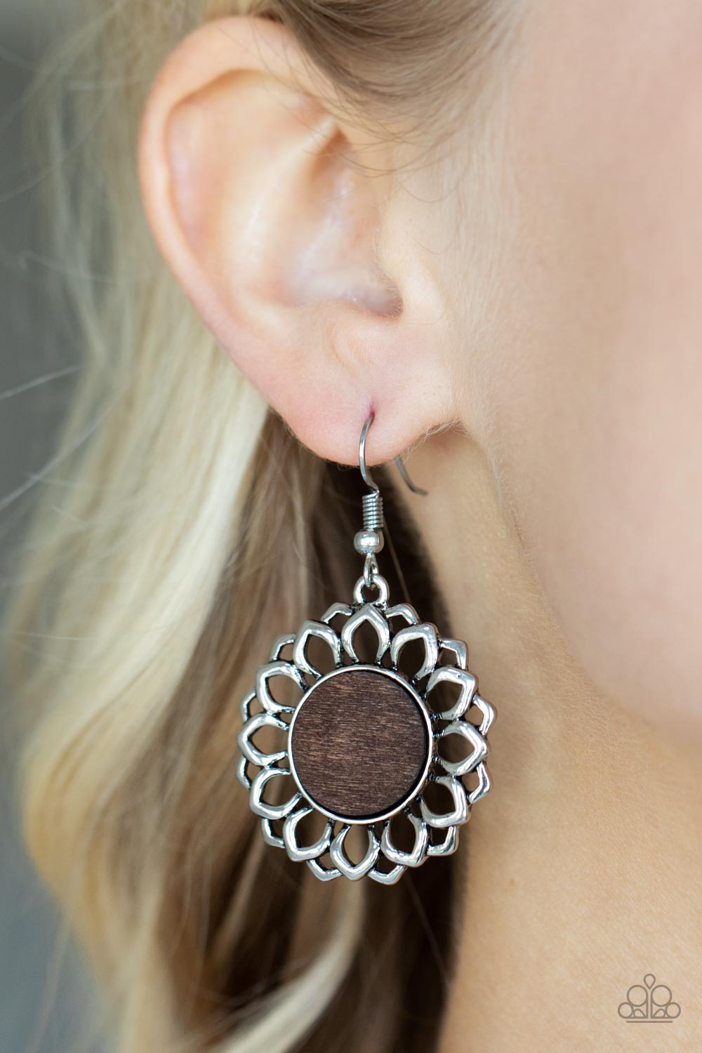 Paparazzi ♥ Farmhouse Fashionista - Brown ♥  Earrings