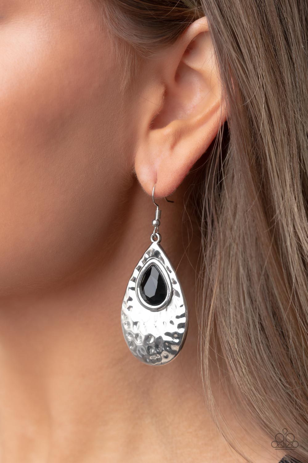 Paparazzi ♥ Tranquil Trove - Black ♥  Earrings