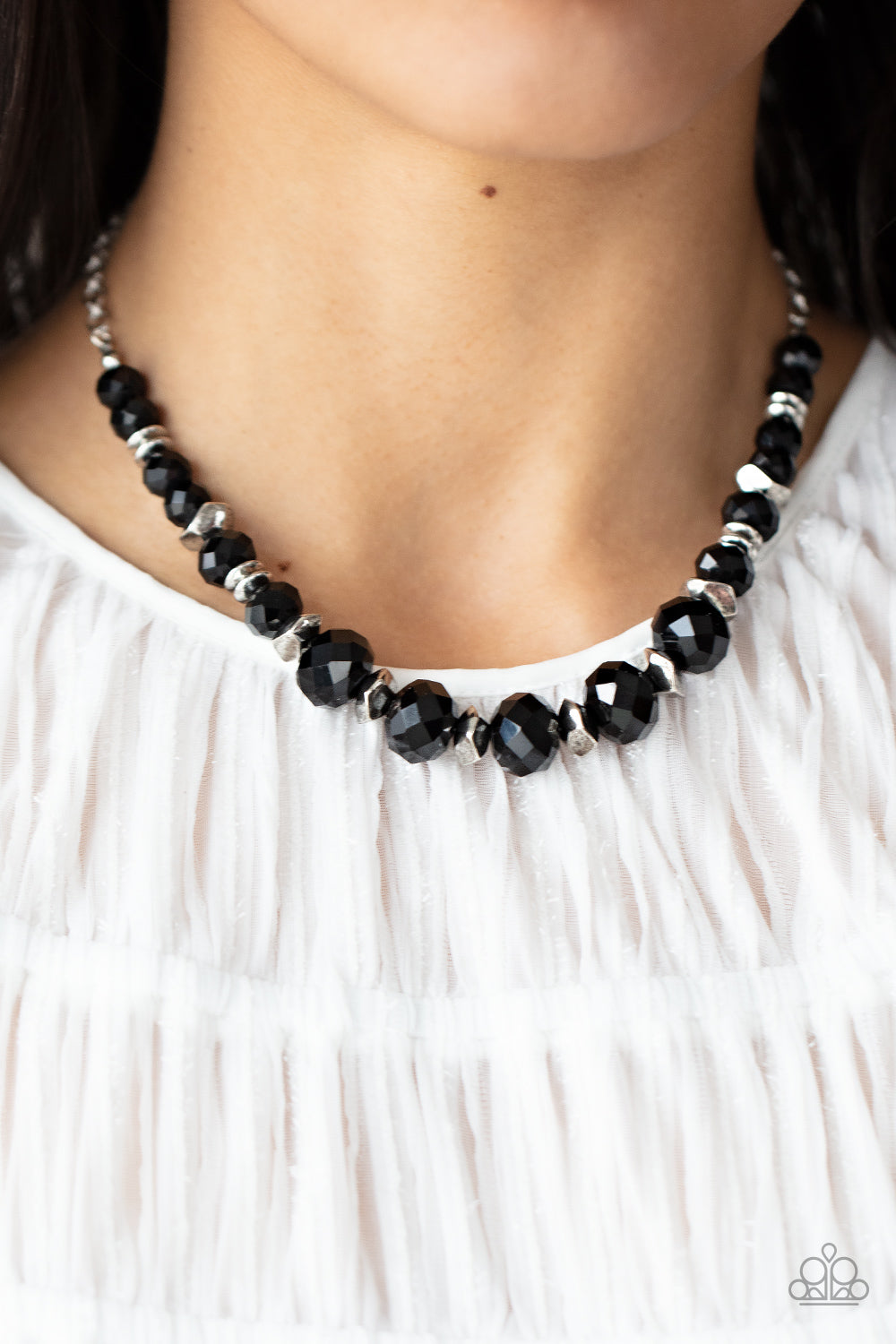 Mora Glass Black Daisy Choker Necklace in Black