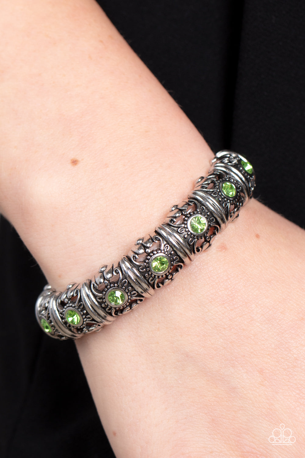 Paparazzi ♥ Ageless Glow - Green ♥  Bracelet